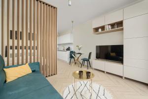 Una televisión o centro de entretenimiento en Old Town River Suite with Balcony & Parking Wrocław by Noclegi Renters 32 fotos más