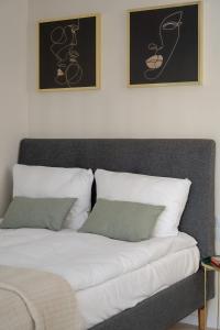 Una cama o camas en una habitación de Old Town River Suite with Balcony & Parking Wrocław by Noclegi Renters