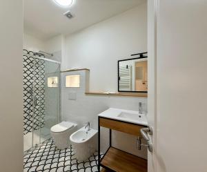 Un baño con lavabo, inodoro y ducha. en Aqua Riva, en Trieste 34 fotos más