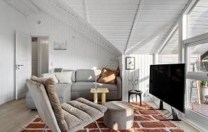 Μια τηλεόραση ή/και κέντρο ψυχαγωγίας στο 2 Bedroom Beautiful Home In Børkop
