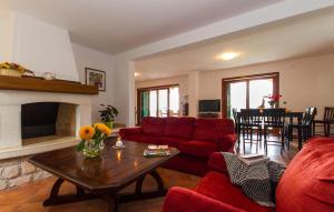 Μια τηλεόραση ή/και κέντρο ψυχαγωγίας στο Lovely Home In Koromacno With Wifi