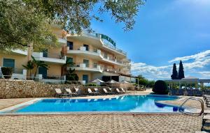 The swimming pool at or close to Hotel Apartments Panorama
