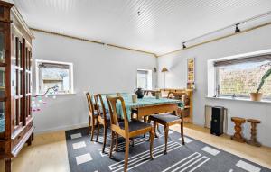 Un comedor con mesa y sillas en Lovely Home In Grevinge With Wifi, en Grevinge