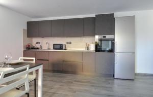 Dapur atau dapur kecil di Cozy Apartment In Olia Speciosa
