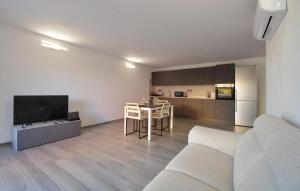 Dapur atau dapur kecil di Cozy Apartment In Olia Speciosa