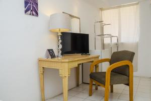En TV eller et underholdningssystem på Capital O Hotel Dos Mares, Cabo San Lucas