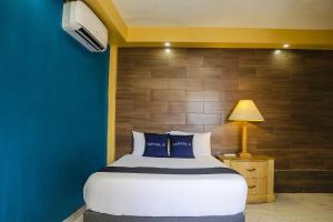 Postel nebo postele na pokoji v ubytování Capital O Hotel Dos Mares, Cabo San Lucas