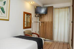 En TV eller et underholdningssystem på Capital O Hotel Dos Mares, Cabo San Lucas