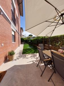A balcony or terrace at CASA del SOLE APARTMENTS with garden Még 37 kép