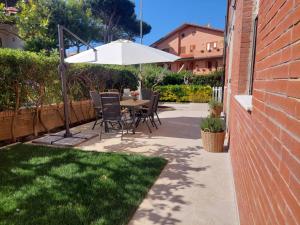 A garden outside CASA del SOLE APARTMENTS with garden