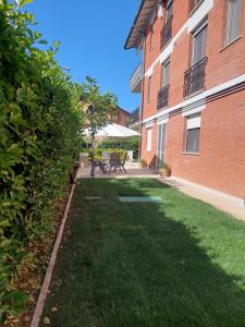 A garden outside CASA del SOLE APARTMENTS with garden