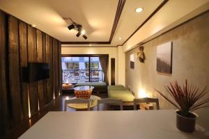 a living room with a table and a couch at サンモールクレスト403 in Tokyo