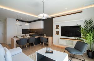 Televisyen dan/atau pusat hiburan di Sky View Design and relax top view with free parking