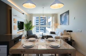 Televisyen dan/atau pusat hiburan di Sky View Design and relax top view with free parking