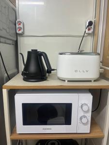 Η κουζίνα ή μικρή κουζίνα στο Hongdae station 5min Full option