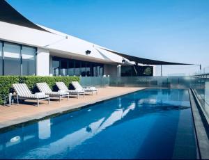 Hồ bơi trong/gần Penthouse and Apartment at The Capital Triology Menlyn Maine