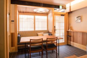 jadalnia ze stołem i krzesłami w obiekcie Kyomachiya Suite Rikyu w mieście Kioto