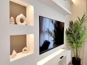 Televisyen dan/atau pusat hiburan di Sky View Design and relax top view with free parking