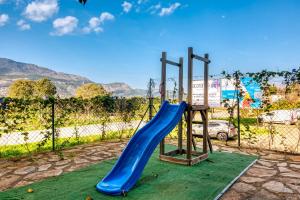 un parque infantil con un tobogán azul en Carrebaix Cavall Vert, en Orba