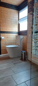 a bathroom with a bath tub and a window at Christinas familienfreundliches Ferienhaus, nah Serengeti Park in Neudorf Rodewald