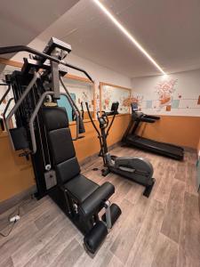 Posilňovňa alebo fitness centrum v ubytovaní Hotel Dolomiti Schloss