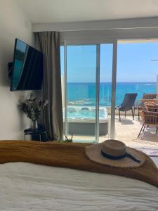 a bedroom with a bed with a view of the ocean at cala luna spa vue mer , clim, à 50m de la plage , literie luxe , entièrement équipé in Conca