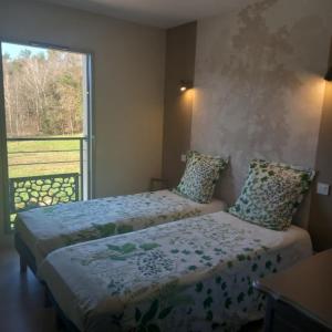 Ένα ή περισσότερα κρεβάτια σε δωμάτιο στο Charmant gîte, au calme, avec vue imprenable sur la nature environnante