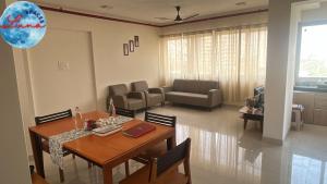 Zona d'estar a Luna Spaces -Bella Vista Near International airport IIT powaii