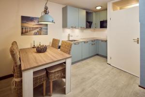Kuchyň nebo kuchyňský kout v ubytování De Pelikaan Texel Appartementen