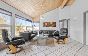 Et opholdsområde på Holiday Home Krogsande Blåvand Ix