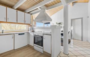 Køkken eller tekøkken på Holiday Home Krogsande Blåvand Ix