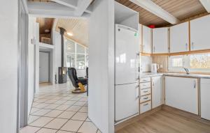 Køkken eller tekøkken på Holiday Home Krogsande Blåvand Ix