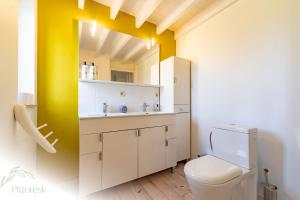 Koupelna v ubytování PITTORESK, unieke vakantiewoning in Westouter