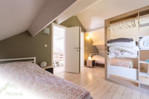 Postel nebo postele na pokoji v ubytování PITTORESK, unieke vakantiewoning in Westouter