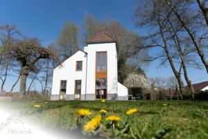 Aed väljaspool majutusasutust PITTORESK, unieke vakantiewoning in Westouter
