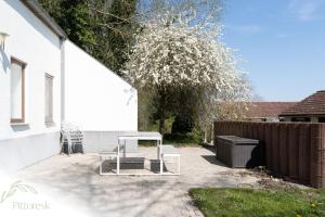 Aed väljaspool majutusasutust PITTORESK, unieke vakantiewoning in Westouter