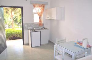 Η κουζίνα ή μικρή κουζίνα στο Paras Beach Apartments