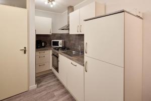 Kuchyň nebo kuchyňský kout v ubytování De Pelikaan Texel Appartementen