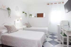 Postel nebo postele na pokoji v ubytování Hostal Restaurante La Giralda