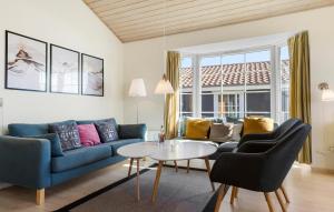a living room with a couch and a table at Marina Fiskenæs Feriepark in Gråsten
