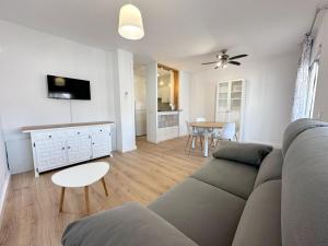 TV a/nebo společenská místnost v ubytování AH RENTALS Acualandia Apartamento