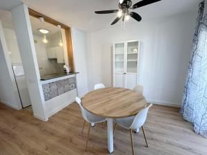 Kuchyň nebo kuchyňský kout v ubytování AH RENTALS Acualandia Apartamento