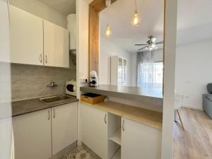 Kuchyň nebo kuchyňský kout v ubytování AH RENTALS Acualandia Apartamento