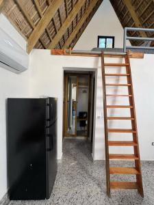 TV/trung tâm giải trí tại Charming Bungalow with Pool +9 ảnh