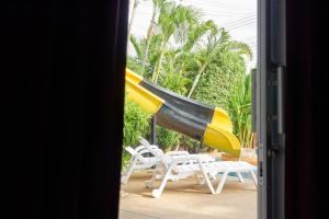 ジョムティエンビーチにあるSunshine Cozy Pool Villaのパティオ(椅子、ハンモック付)の景色を望めます。
