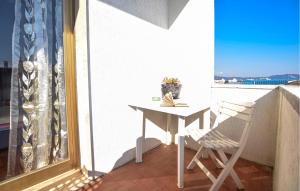 ヴィアレッジョにあるBeautiful Apartment In Viareggioの窓付きのバルコニー(テーブル、椅子付) +9枚の写真