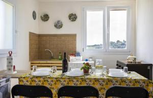 La Mansarda sul Verde في شاكا: مطبخ مع طاولة مع قطعة قماش صفراء