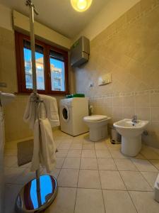 Koupelna v ubytování Studio Sole e Residenza Luna Assisi + 32 fotografií
