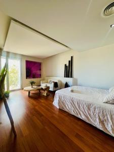 a large bedroom with a bed and a table at Casa de diseño en el Delta del Ebro in Amposta