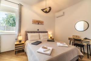 Ένα ή περισσότερα κρεβάτια σε δωμάτιο στο Ampelos